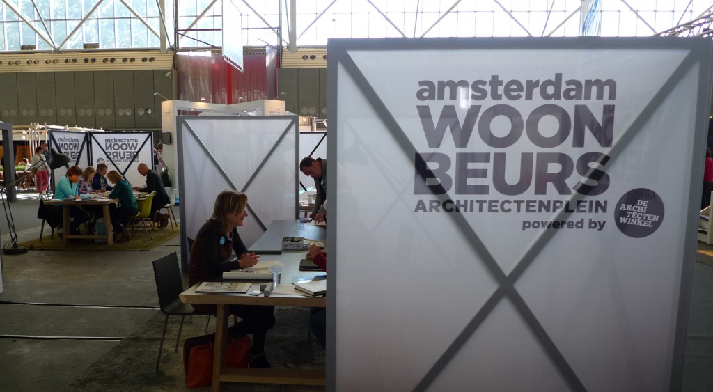 Christina Fuchs en collega's van de Architectenwinkel geven advies op het architectenplein tijdens Woonbeurs 2013